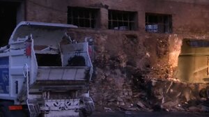 Πυρκαγιά σε αμαξοστάσιο στον Πειραιά – Ζημιές σε απορριμματοφόρα