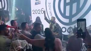 Ο Σαμόλης απογείωσε γλέντι γάμου με "Ανάψαμε φωτιά και μεγαλώνει" για τον κυπελλούχο ΟΦΗ