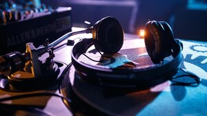 Τεχνητή νοημοσύνη και μουσική βιομηχανία: Τι αλλάζει σήμερα σε δικαιώματα, έσοδα και δημιουργία