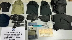 Γλυφάδα: Με σφυρί, μαχαίρι και πιστόλι απείλησαν αστυνομικούς για να μη συλληφθούν