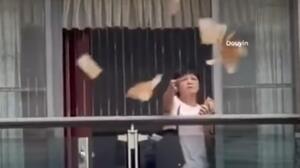 Πετούσε χρήματα από το μπαλκόνι μετά τον τσακωμό με τον σύζυγο της - Βίντεο