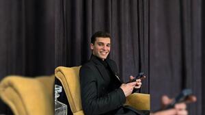 Ο νεαρός πολιτικός αναλυτής από την Αλβανία που έχει γίνει viral στο TikTok