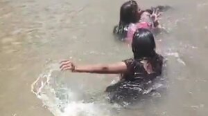 Σοκαριστικό βίντεο: Τρία κορίτσια πνίγηκαν για μία selfie σε καταρράκτη