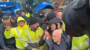 Ιρλανδία: Πέμπτη ημέρα διαδηλώσεων ενάντια στις τιμές των καυσίμων – Μπλόκα σε δυιλιστήριο πετρελαίου και αυτοκινητόδρομους