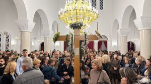 Βαθιά η κατάνυξη στην Ακολουθία των Παθών: "Σήμερον κρεμάται επί ξύλου" στην Παναγία Καμαριανή