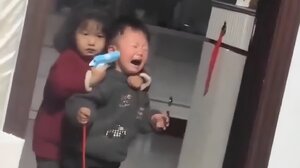 Viral βίντεo: Κοριτσάκι «κρατά όμηρο» τον αδελφό της με πλαστικό όπλο για να πάρει καραμέλες