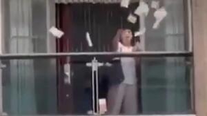 Τσακώθηκε με τον άντρα της και πέταξε από το παράθυρο 160.000 δολάρια!