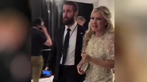 Πυροβολισμοί στο δείπνο των ανταποκριτών στην Ουάσινγκτον: Με λυγμούς φυγαδεύτηκε η χήρα του Τσάρλι Κερκ 