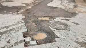 Τεράστιες λακκούβες και παράνομη στάθμευση δημιουργούν "πονοκέφαλο"