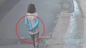 Βίντεο σοκ από τη Λακωνία: Γυναίκα περπατάει ξυπόλητη, δεμένη πισθάγκωνα 