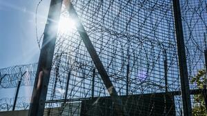 Ηράκλειο: Βγήκε με το σκυλί βόλτα και έπεσε πάνω στον δραπέτη!