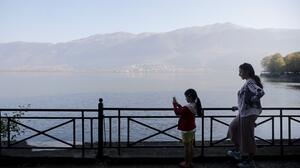 Απομακρύνθηκε ο κύριος όγκος των νεκρών ψαριών από τη λίμνη Παμβώτιδα