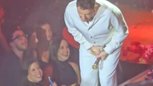 Μαζωνάκης: Του πέταξαν πανέρι με λουλούδια και τον πέτυχε... εκεί που δεν έπρεπε - Βίντεο