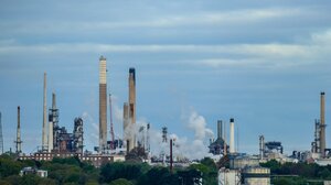 Πετρέλαιο: Eκτόξευση του Brent στα 105 δολάρια μετά το διάγγελμα Τραμπ