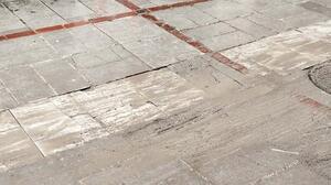 Άρχισαν την αποκατάσταση στο σπασμένο πλακόστρωτο της Μιλάτου... με βροχή!