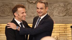 Politico: Μακρόν και Μητσοτάκης ζητούν παράταση της αποπληρωμής του χρέους της περιόδου της πανδημίας και νέα ευρωομόλογα