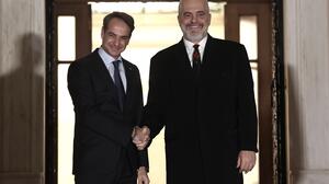 Σήμερα η συνάντηση του Κυριάκου Μητσοτάκη με τον Έντι Ράμα στο Μέγαρο Μαξίμου