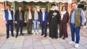 Βόλτα και πασχαλινές ευχές από τον Μητροπολίτη Ανδρέα, τον Βασίλη Κεγκέρογλου και συνεργάτες του Δημάρχου