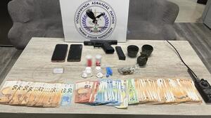 Είχαν κρύψει χειροβομβίδα σε κοτέτσι - «Σκληρά» ναρκωτικά και όπλα αποκάλυψε η αστυνομική έρευνα