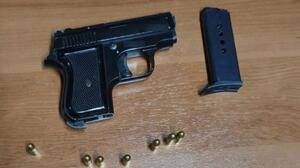 Χτύπησε, έβρισε και απείλησε με όπλο την σύντροφό του 