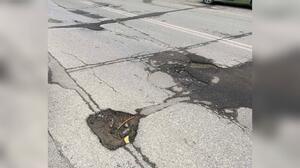 Ηράκλειο: Φθορές και λακκούβες σε δρόμο μετά από εργασίες - "Tα αυτοκίνητα πατούν τις οπτικές ίνες"