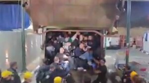 Συγκλονιστικό βίντεο: 68 Παλαιστίνιοι στοιβάχτηκαν σε σκουπιδιάρικο για να μπουν στο Ισραήλ