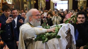 Πρώτη Ανάσταση: Από τον «ιπτάμενο» ιερέα στη Χίο μέχρι τη «Γκλόρια» στη Ζάκυνθο!