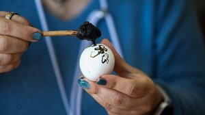 Παράδοση και καλλιτεχνία στα πασχαλινά αβγά: Η τεχνική της «περδίκας» ξαναζωντανεύει - Βίντεο