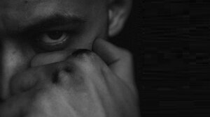 Επεισόδιο έξω από μπαρ: Του έσπασαν το αυτοκίνητο, τους "έσπασε" στο ξύλο