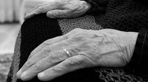 Έχασε χρήματα και κοσμήματα μετά από τηλεφώνημα-παγίδα