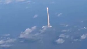  Η ιστορική εκτόξευση του Artemis II που είδαν από το… παράθυρο του αεροπλάνου