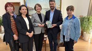 Στον Δήμαρχο Χανίων, Παναγιώτη Σημανδηράκη η Πρέσβειρα της Φινλανδίας στην Ελλάδα, Leena Pylvänäinen