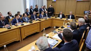 Η… μπάλα με το νερό που μοιράστηκε στους δημάρχους και το γαλάζιο ψηφοδέλτιο