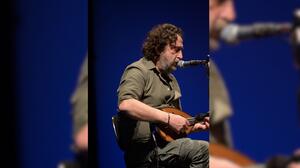 Ο Ψαρολάμπης ανακεφαλαιώνει τη διαδρομή του με τον δίσκο “Στη δροσερή σου αγκάλη”