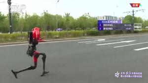 Aνθρωποειδές ρομπότ κέρδισε τον ημιμαραθώνιο του Πεκίνου καταρρίπτοντας το ανθρώπινο παγκόσμιο ρεκόρ!