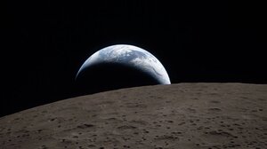 Εικόνα που κόβει την ανάσα: Η πρώτη φωτογραφία από την αθέατη πλευρά της Σελήνης με φόντο τη Γη