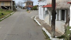 Ηλεία: Αυτοκίνητο έπεσε σε σπίτι και γκρέμισε τοίχο!