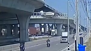 Σοκαριστικό τροχαίο στην Ταϊλάνδη: Μπετονιέρα έπεσε από γέφυρα πάνω σε άλλα αυτοκίνητα - Δείτε βίντεο