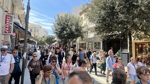 Τουρίστες και ντόπιοι κατακλύζουν το κέντρο του Ηρακλείου!
