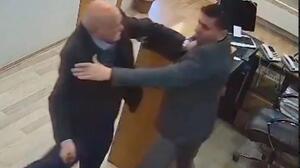 Τουρκία: Ηλικιωμένος «μπούκαρε» σε κυβερνητικό κτήριο με μπαλτά - Δείτε βίντεο