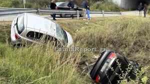 Σοκαριστικό τροχαίο στη Φθιώτιδα: Τα ΙΧ «πέταξαν» πάνω από τις μπάρες και κατέληξαν σε χωράφι