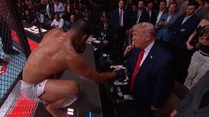 «Είσαι πολύ όμορφος»: Ο Ντόναλντ Τραμπ μετά το «ναυάγιο» στις συνομιλίες ΗΠΑ-Ιράν πήγε σε αγώνα UFC και μίλησε με αθλητή - Βίντεο