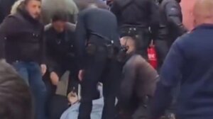 Ισραηλινοί αστυνομικοί κατηγορούνται ότι απώθησαν με τη βία Παλαιστίνιους χριστιανούς στην αφή του Αγίου Φωτός