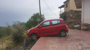 Οι θυελλώδεις άνεμοι "παρέσυραν" αυτοκίνητο στο Ζαρό