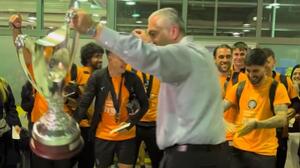 Νύχτα ξελογιάστρα: Το ζεϊμπέκικο του Μπούση στο αεροδρόμιο, κρατώντας το κύπελλο