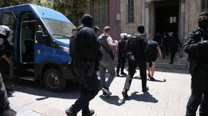 Κρήτη - Δικογραφία "φωτιά": Θεαματική η μεταφορά των συλληφθέντων στα Δικαστήρια - Δείτε βίντεο
