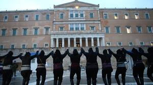 Ο περήφανος χορός των Ποντίων υπό σφοδρή βροχή στο Σύνταγμα- Δείτε εικόνες