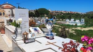 Ρίγη συγκίνησης: Το κύπελλο στον τάφο του Ευγένιου