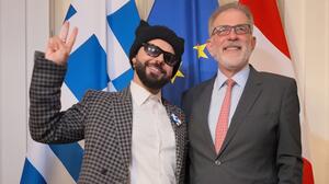 Ο πρέσβης της Ελλάδας στην Αυστρία συνάντησε τον Ακύλα και την ελληνική αποστολή της Eurovision