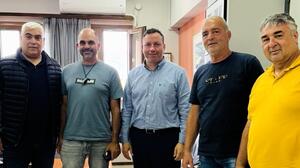 Υπογραφή σύμβασης για τη συντήρηση φυσικού χλοοτάπητα γηπέδων του Δήμου Αγίου Νικολάου